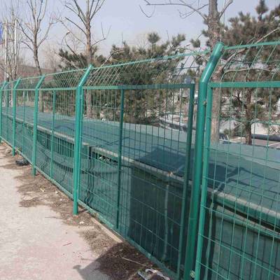 圈地護(hù)欄網(wǎng) 鍍鋅絲浸塑?chē)鷫W(wǎng)的應(yīng)用與內(nèi)蒙古圍場(chǎng)網(wǎng)及勾花網(wǎng)的特點(diǎn)